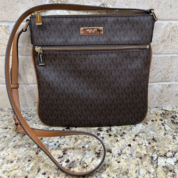 🛑 SOLD 🛑 Michael Kors crossbody, adjustable strap. EXCELLENT condition. - Picture 3 of 15